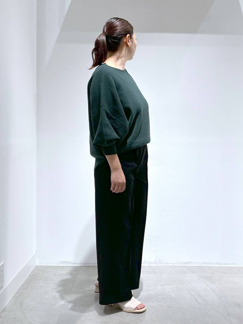 ホワイト系のサンダル、ブラック系のその他パンツ、ブラック系のその他パンツを着用したレディースの秋コーディネートの5枚目の写真