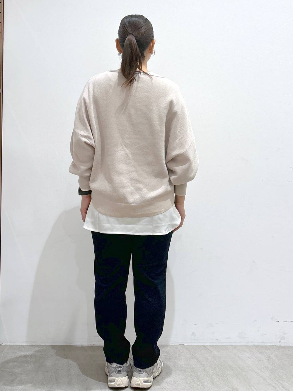 ブルー系のその他パンツ、ブルー系のその他パンツ、ブラック系のバックパック/リュックを着用したレディースの秋コーディネートの4枚目の写真