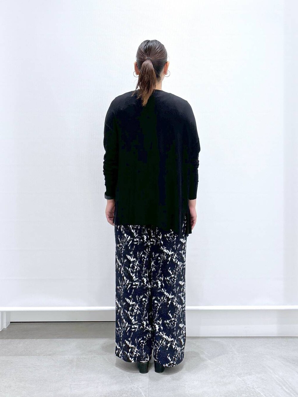 ブラック系のトートバッグ、ブルー系のその他パンツ、ブラック系のサンダルを着用したレディースの夏コーディネートの4枚目の写真