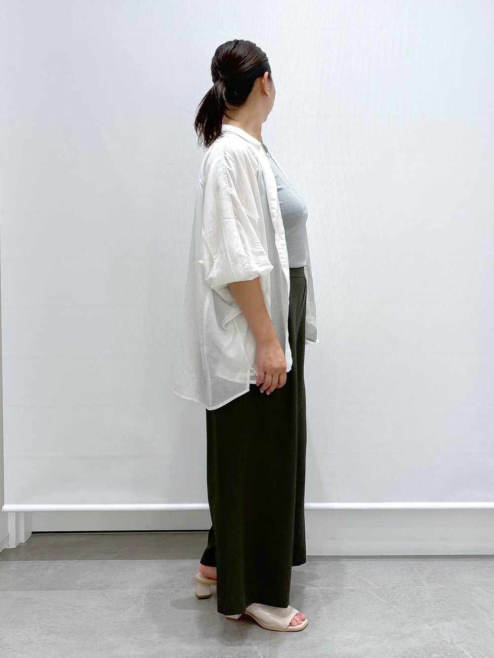 ホワイト系のTシャツ/カットソー、ホワイト系のサンダル、グリーン系のその他パンツを着用したレディースの夏コーディネートの5枚目の写真