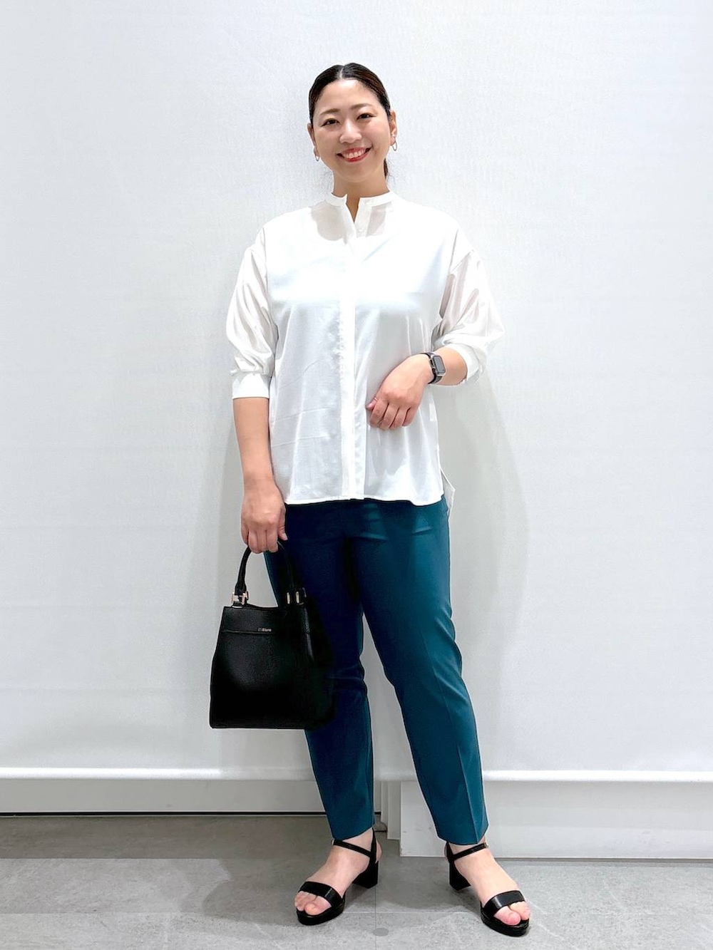 グリーン系のその他パンツ、ブラック系のハンドバッグ、グリーン系のその他パンツを着用したレディースの夏コーディネートの2枚目の写真