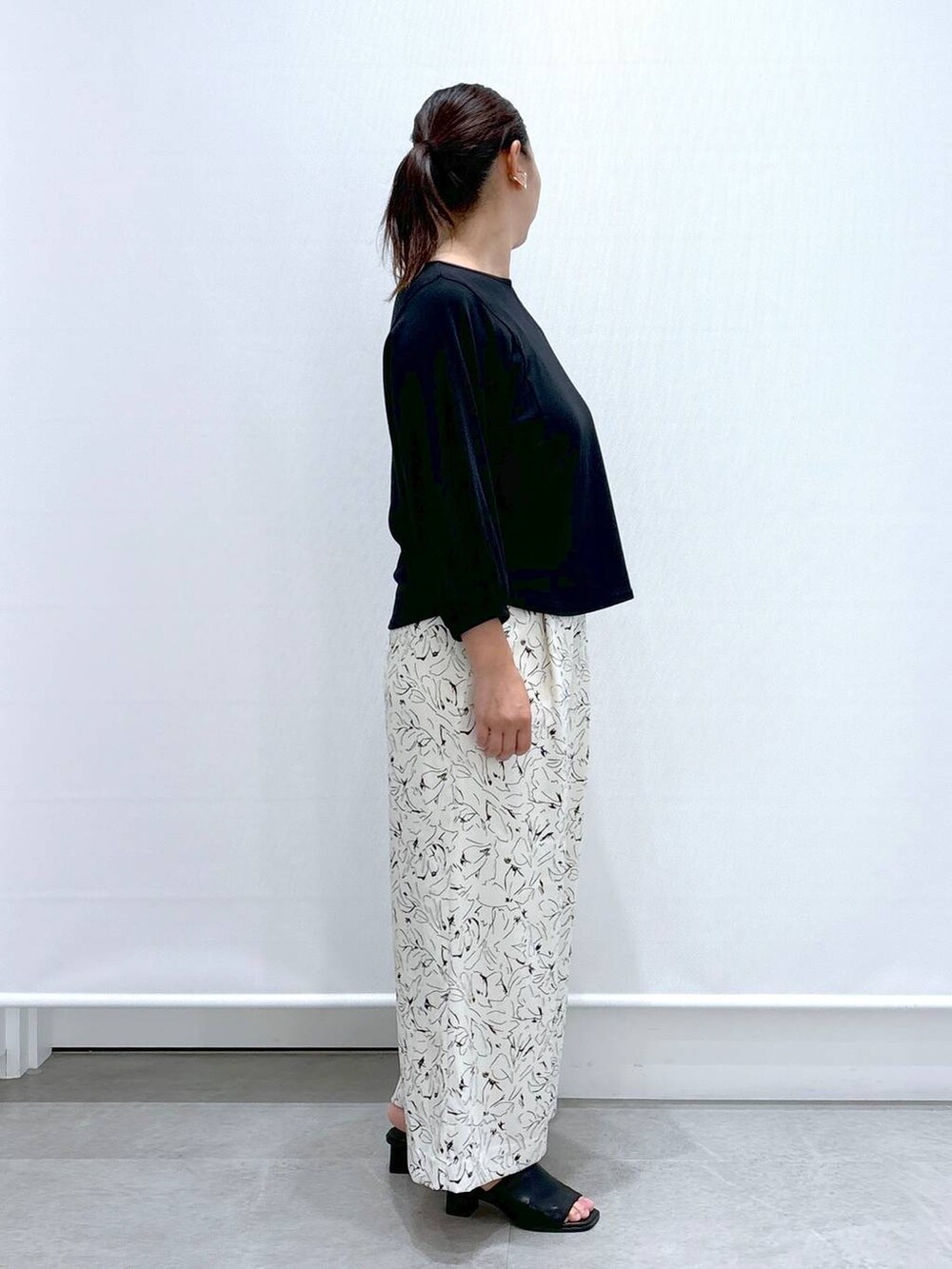 ブラック系のサンダル、ブラック系のその他パンツ、ブラック系のTシャツ/カットソーを着用したレディースの夏コーディネートの5枚目の写真