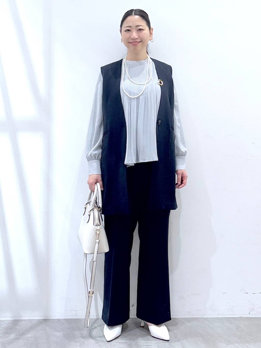 ブルー系のシャツ/ブラウス、ブルー系のその他パンツ、ブルー系のスーツベストを着用したレディースの冬コーディネートの2枚目の写真