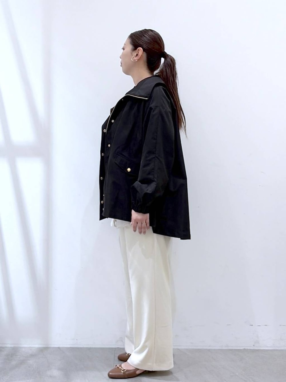 ホワイト系のその他パンツ、ブルー系のニット/セーター、イエロー系のボストンバッグを着用したレディースの春コーディネートの3枚目の写真