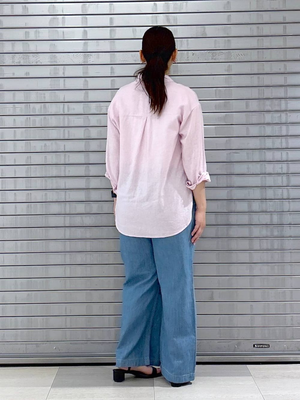 ブラック系のハンドバッグ、ピンク系のシャツ/ブラウスを着用したレディースの春コーディネートの4枚目の写真