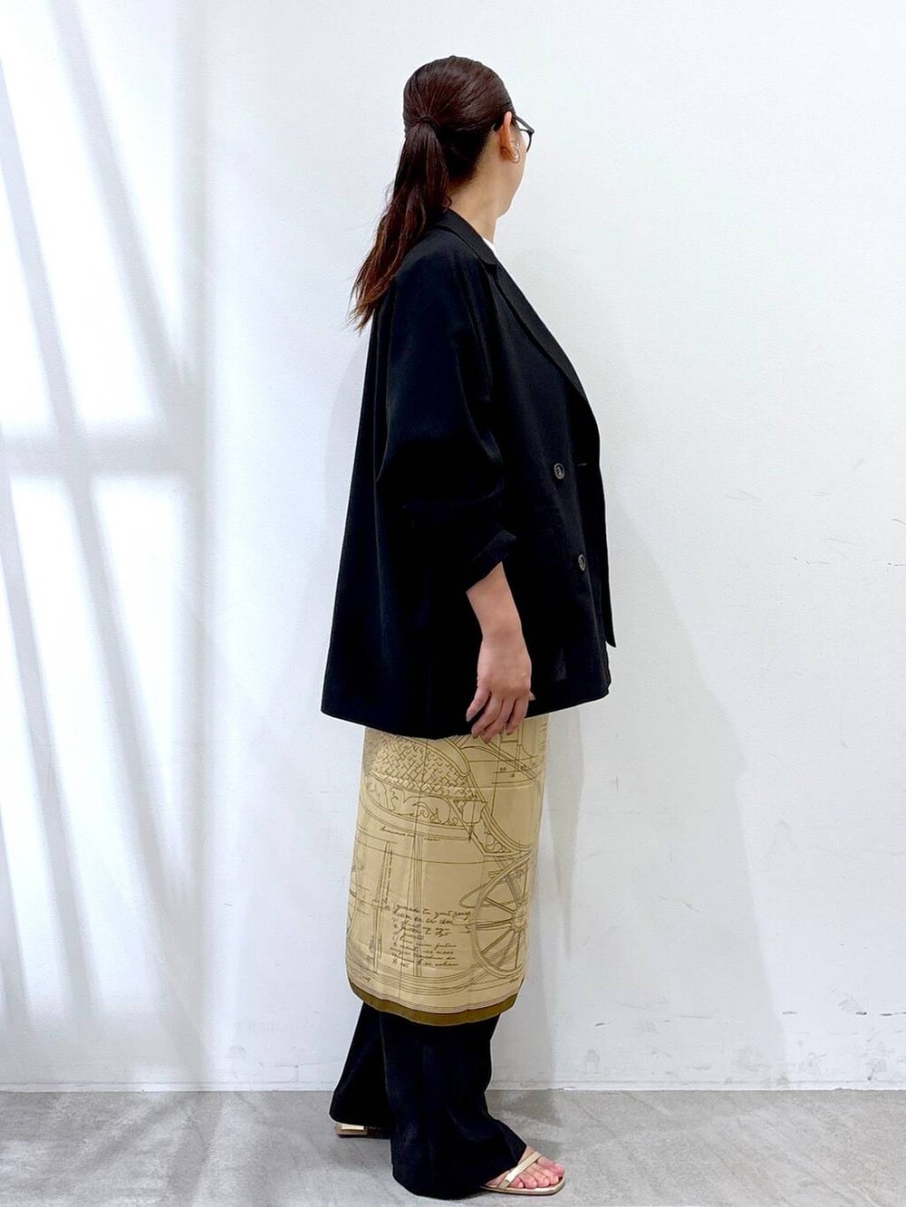 ゴールド系のサンダル、ブラック系のその他パンツ、ブラック系のテーラードジャケットを着用したレディースの夏コーディネートの5枚目の写真