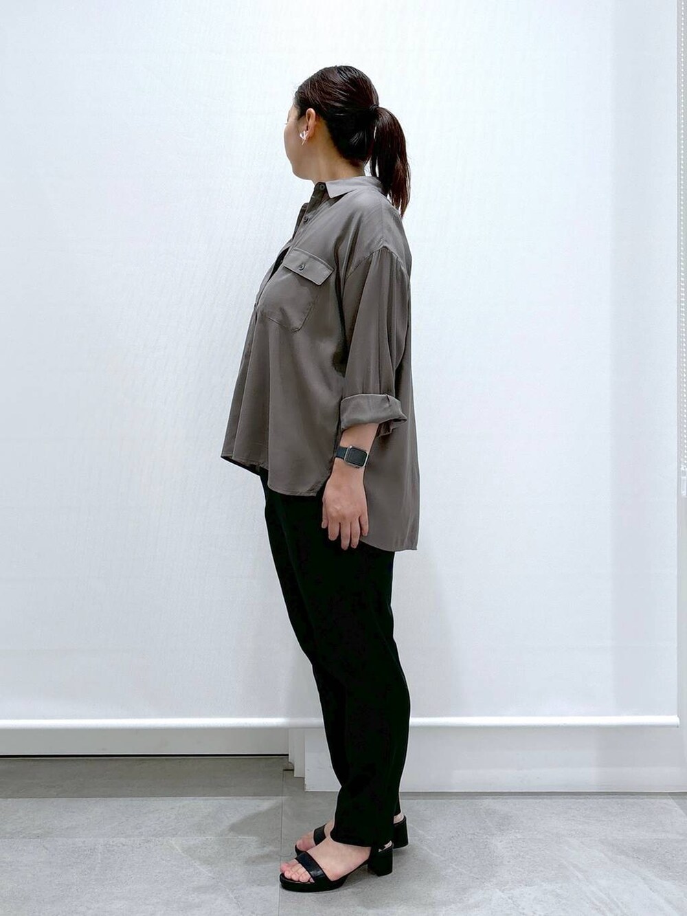 ブラック系のその他パンツ、ブラック系のサンダル、グレー系のシャツ/ブラウスを着用したレディースの夏コーディネートの3枚目の写真