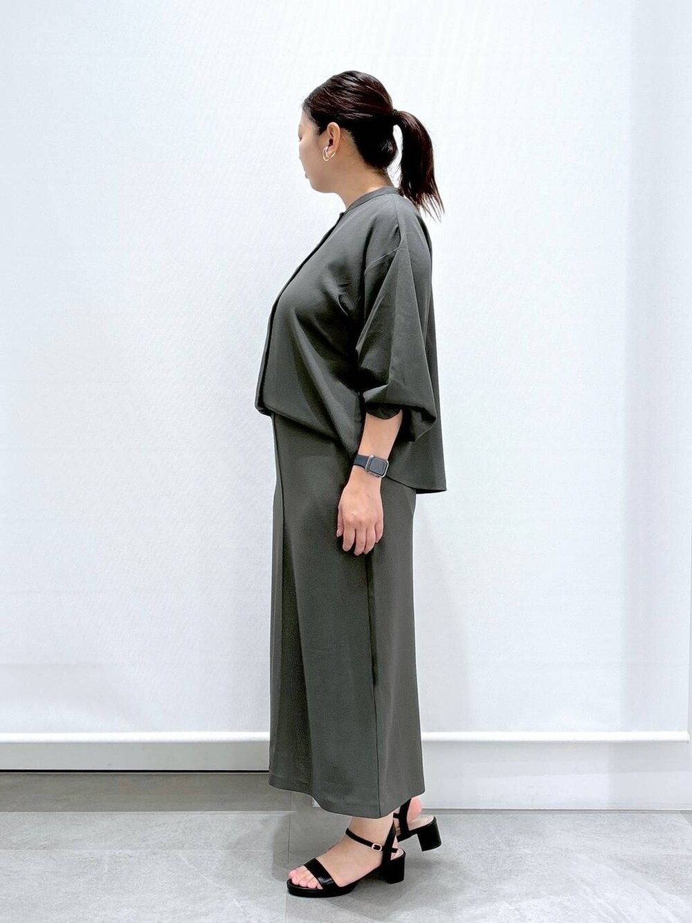 グリーン系のシャツ/ブラウス、グリーン系のTシャツ/カットソー、ブラック系のサンダルを着用したレディースの夏コーディネートの2枚目の写真