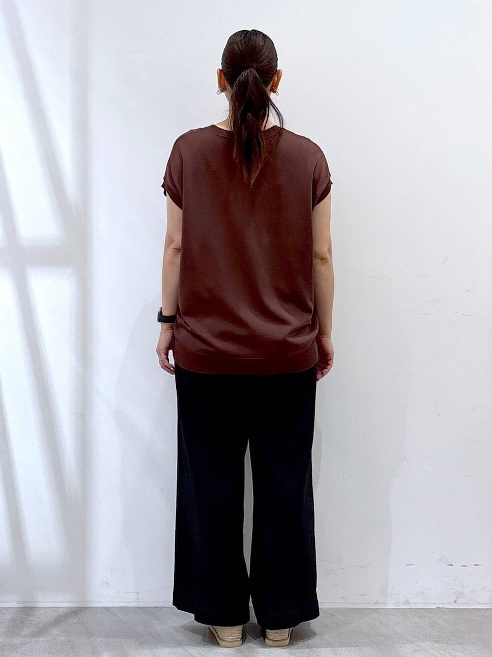 ブラック系のその他パンツ、ブラック系のハンドバッグ、ブラウン系のニット/セーターを着用したレディースの夏コーディネートの4枚目の写真