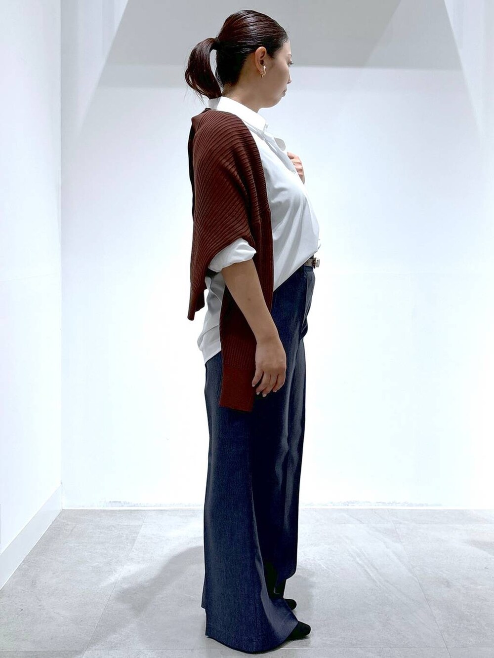 ブラウン系のカーディガン/ボレロ、ホワイト系のシャツ/ブラウス、ブラック系のトートバッグを着用したレディースの秋コーディネートの5枚目の写真