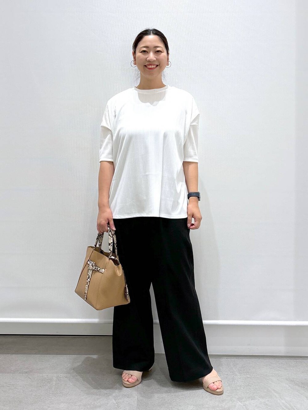 ホワイト系のTシャツ/カットソー、ベージュ系のサンダルを着用したレディースの夏コーディネートの2枚目の写真