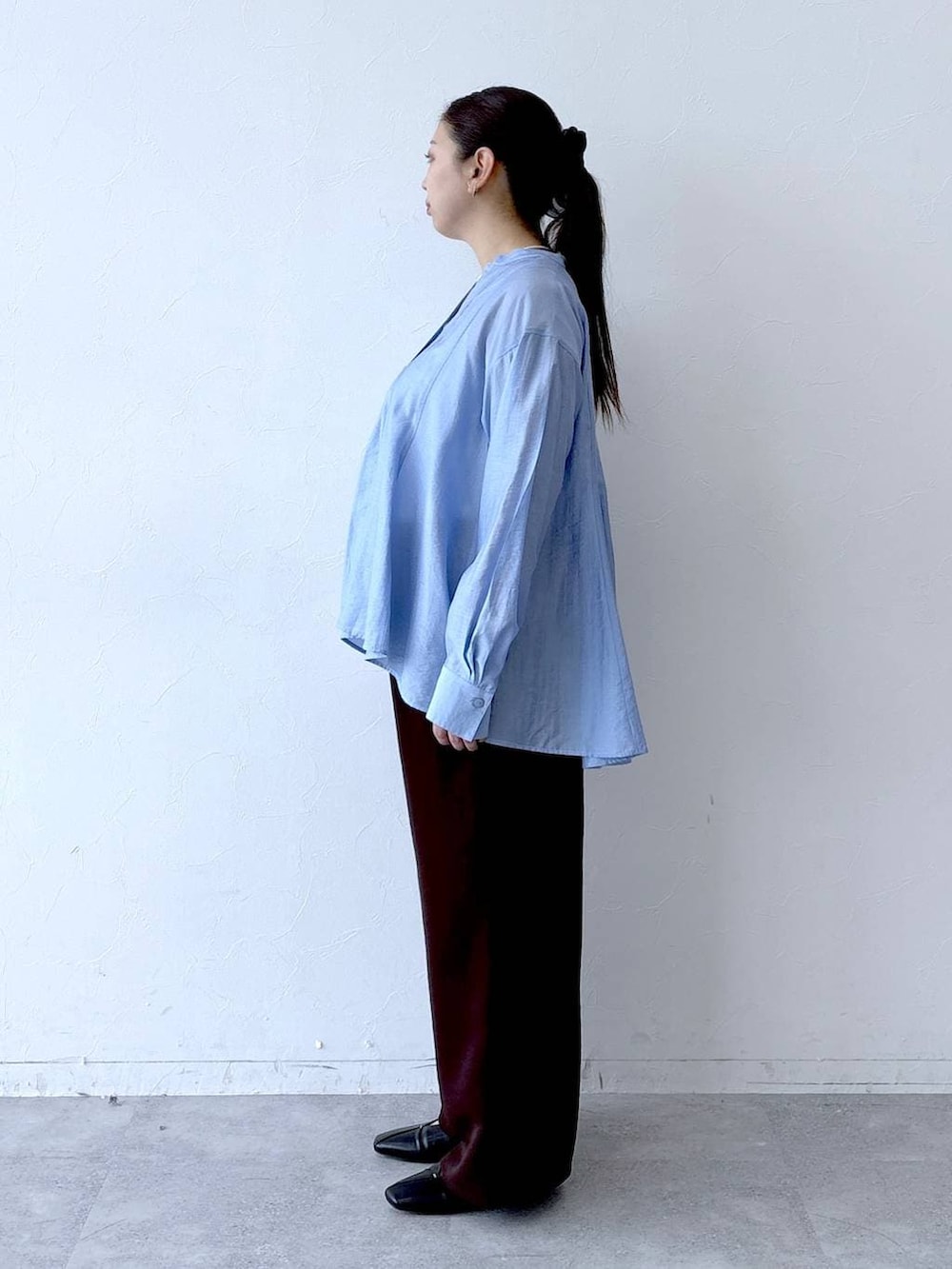 ブラック系のパンプス、ブラック系のボストンバッグ、ブラウン系のその他パンツを着用したレディースの冬コーディネートの3枚目の写真