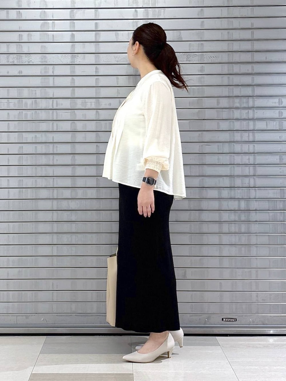 ベージュ系のトートバッグ、ホワイト系のシャツ/ブラウスを着用したレディースの春コーディネートの3枚目の写真