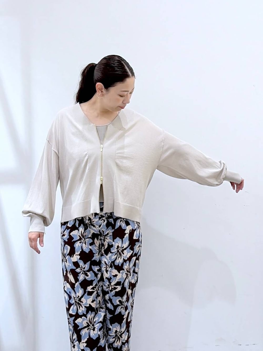 ブルー系のその他パンツ、ブラック系のサンダル、ベージュ系のカーディガン/ボレロを着用したレディースの夏コーディネートの6枚目の写真