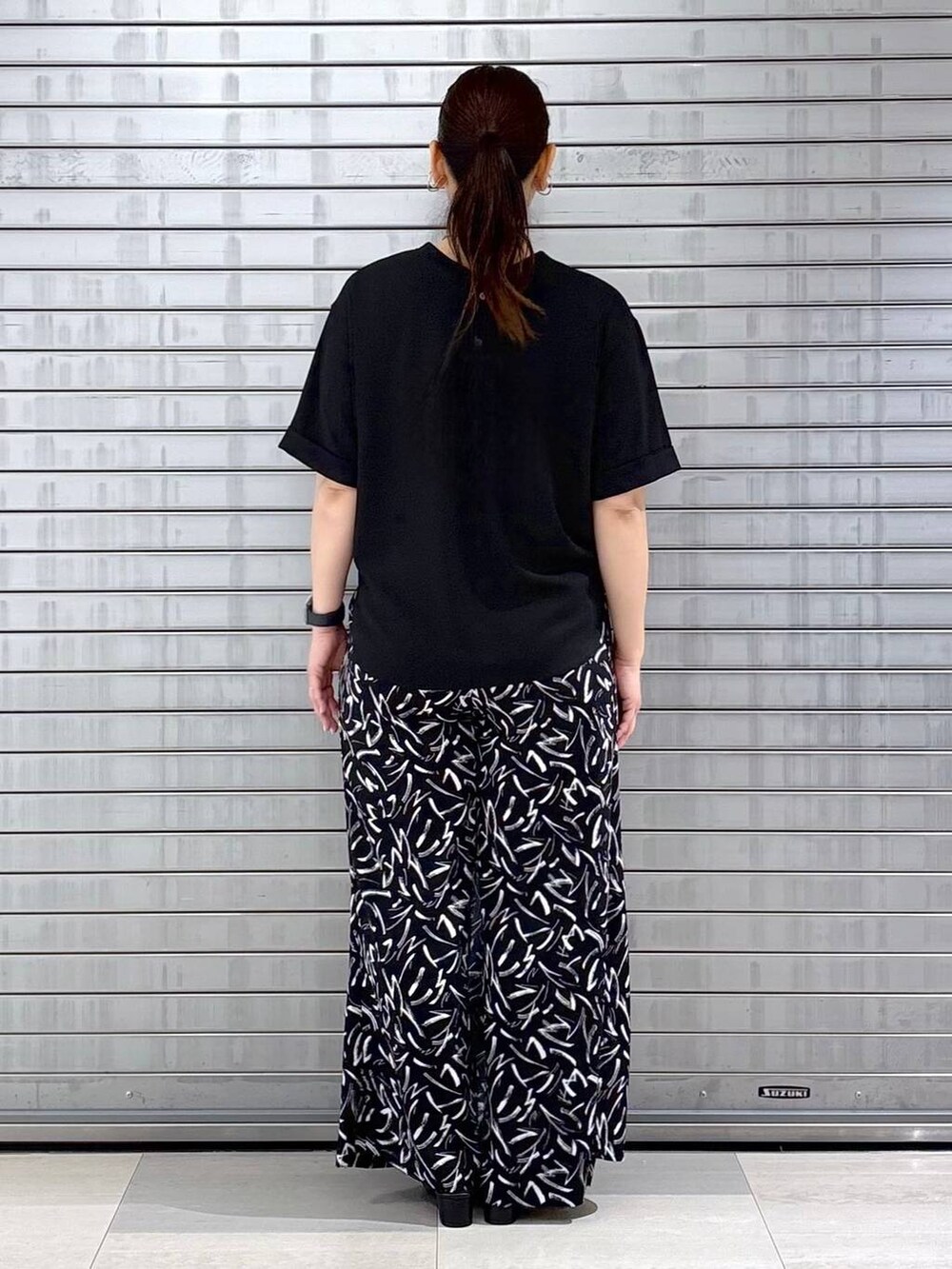 ブラック系のその他パンツ、ブラック系のシャツ/ブラウス、ブラック系のハンドバッグを着用したレディースの春コーディネートの4枚目の写真