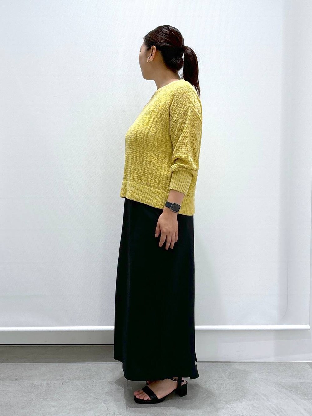 ブラック系のサンダル、ブラック系のスカート、ブラック系のスカートを着用したレディースの夏コーディネートの3枚目の写真