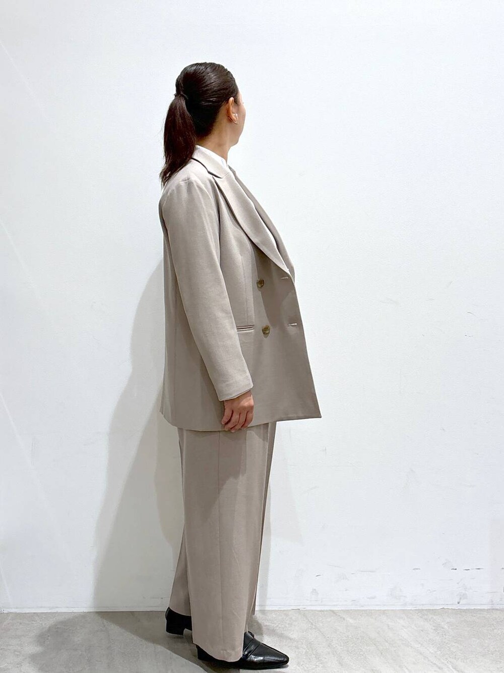 ベージュ系のその他パンツ、ベージュ系のその他パンツ、ベージュ系のその他アウターを着用したレディースの秋コーディネートの5枚目の写真