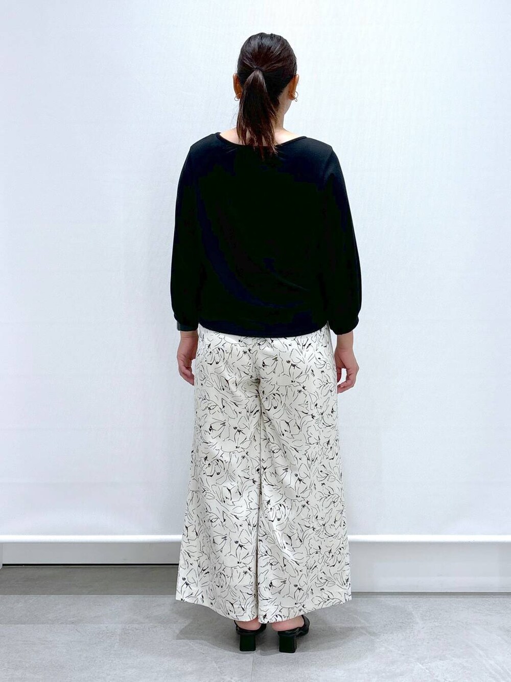 ブラック系のサンダル、ブラック系のその他パンツ、ブラック系のTシャツ/カットソーを着用したレディースの夏コーディネートの4枚目の写真