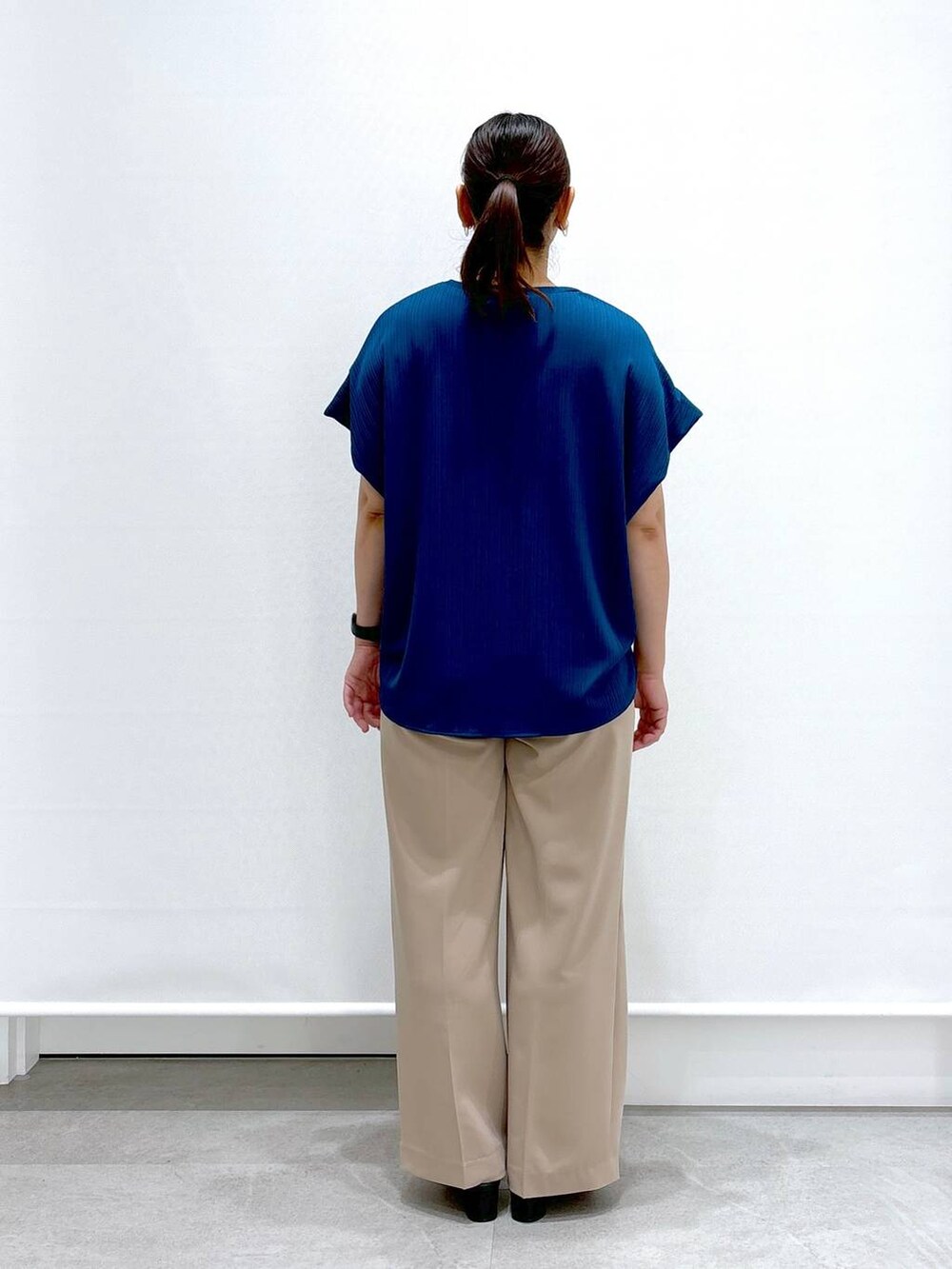 ベージュ系のその他パンツ、ブラック系のサンダル、ブラック系のトートバッグを着用したレディースの夏コーディネートの4枚目の写真