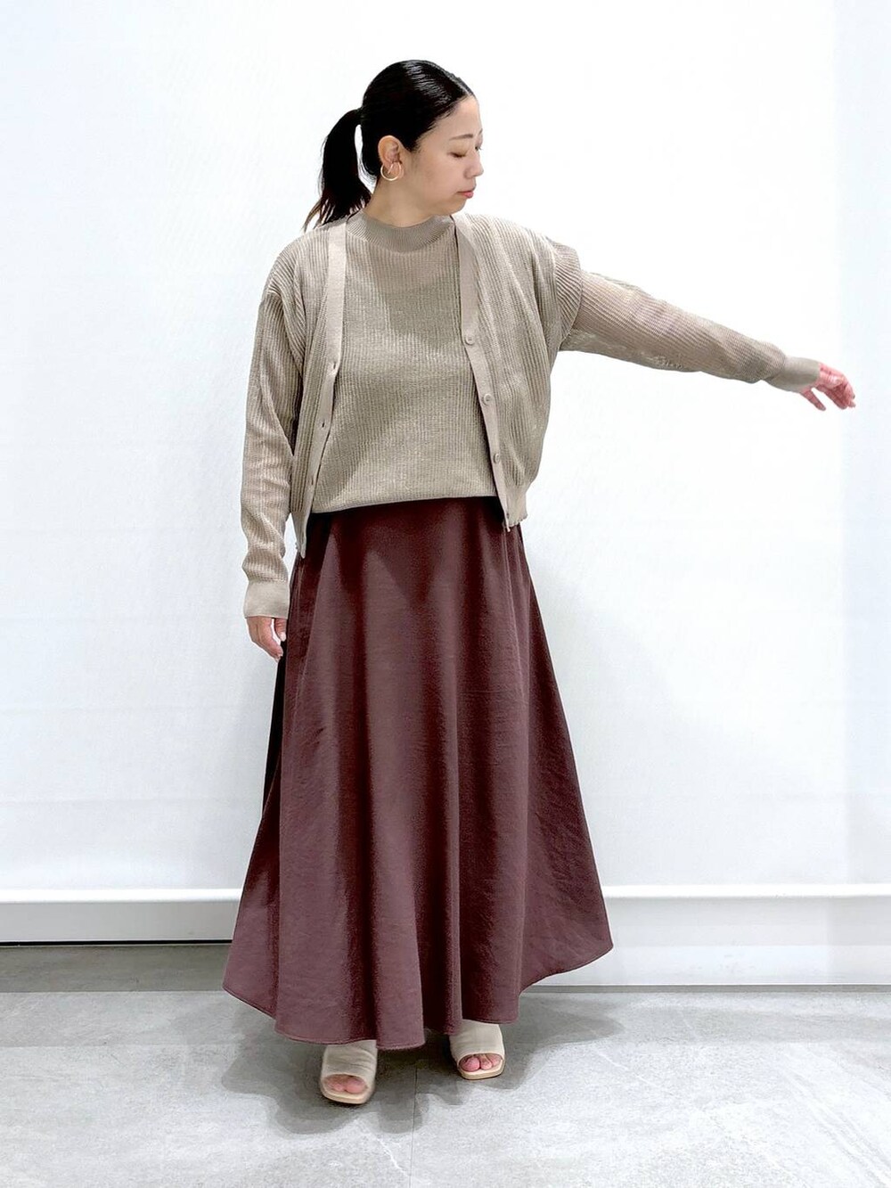 ホワイト系のサンダル、ベージュ系のニット/セーター、ベージュ系のカーディガン/ボレロを着用したレディースの秋コーディネートの3枚目の写真