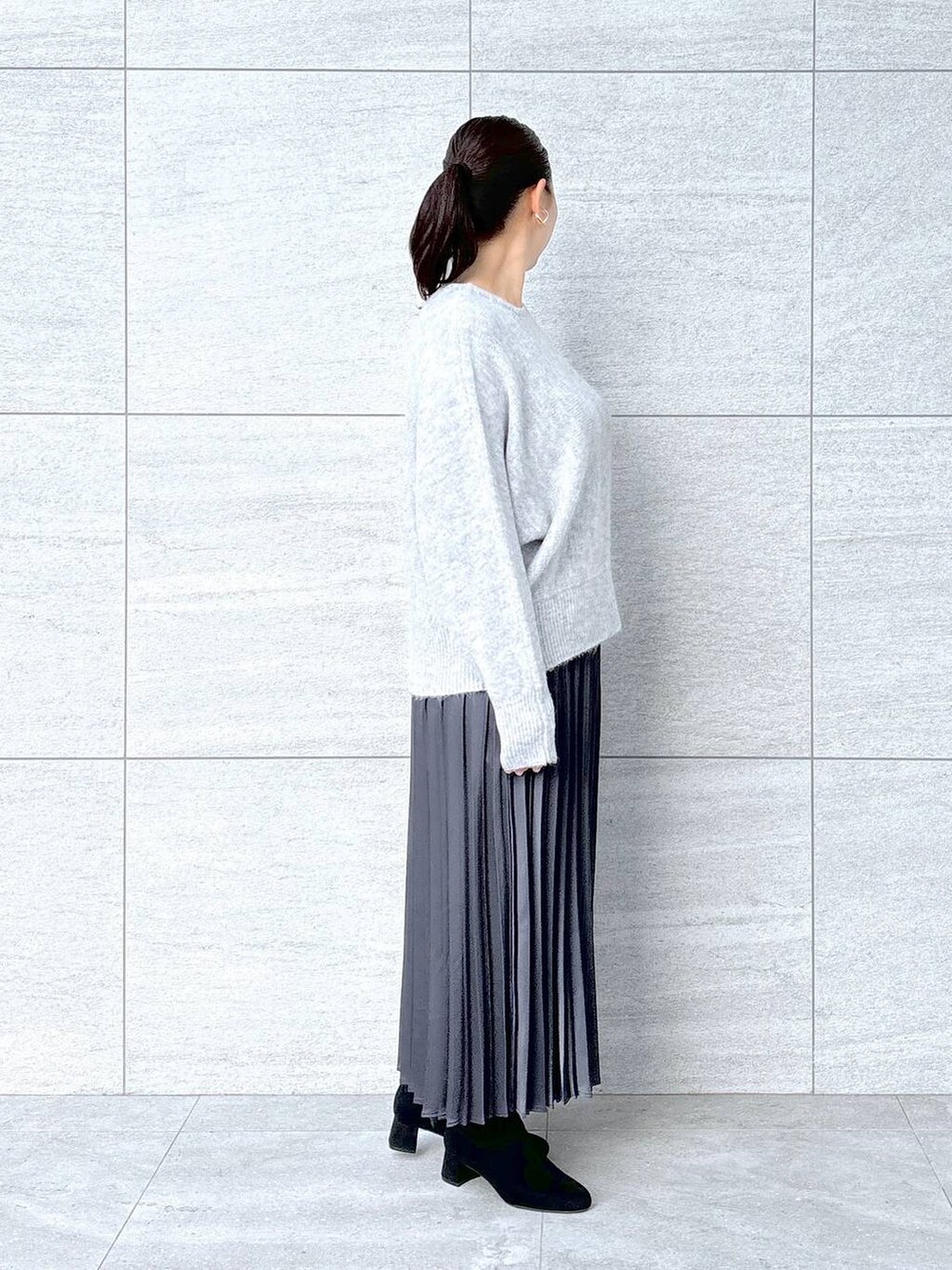 グレー系のブーツ、グレー系のスカート、グレー系のスカートを着用したレディースの秋コーディネートの5枚目の写真