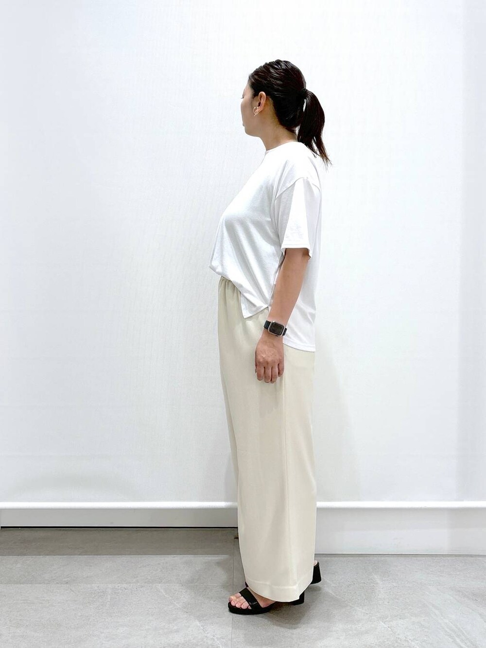 ブラック系のサンダル、ブルー系のカーディガン/ボレロ、ホワイト系のその他パンツを着用したレディースの夏コーディネートの3枚目の写真