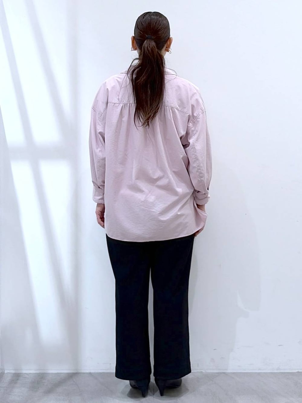 ブラック系のその他パンツ、ブラック系のトートバッグ、ピンク系のシャツ/ブラウスを着用したレディースの春コーディネートの4枚目の写真