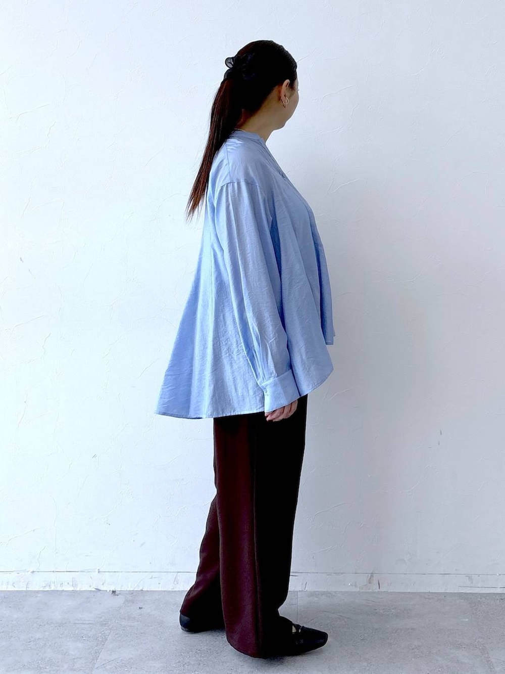 ブラック系のパンプス、ブラック系のボストンバッグ、ブラウン系のその他パンツを着用したレディースの冬コーディネートの5枚目の写真