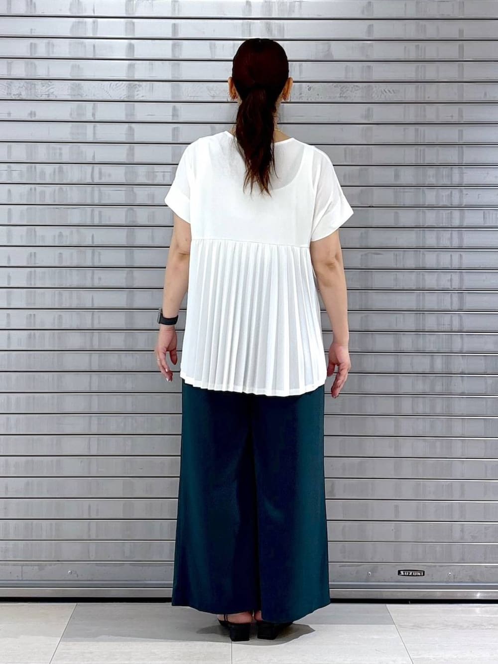 ホワイト系のTシャツ/カットソー、ブラック系のサンダルを着用したレディースの夏コーディネートの4枚目の写真