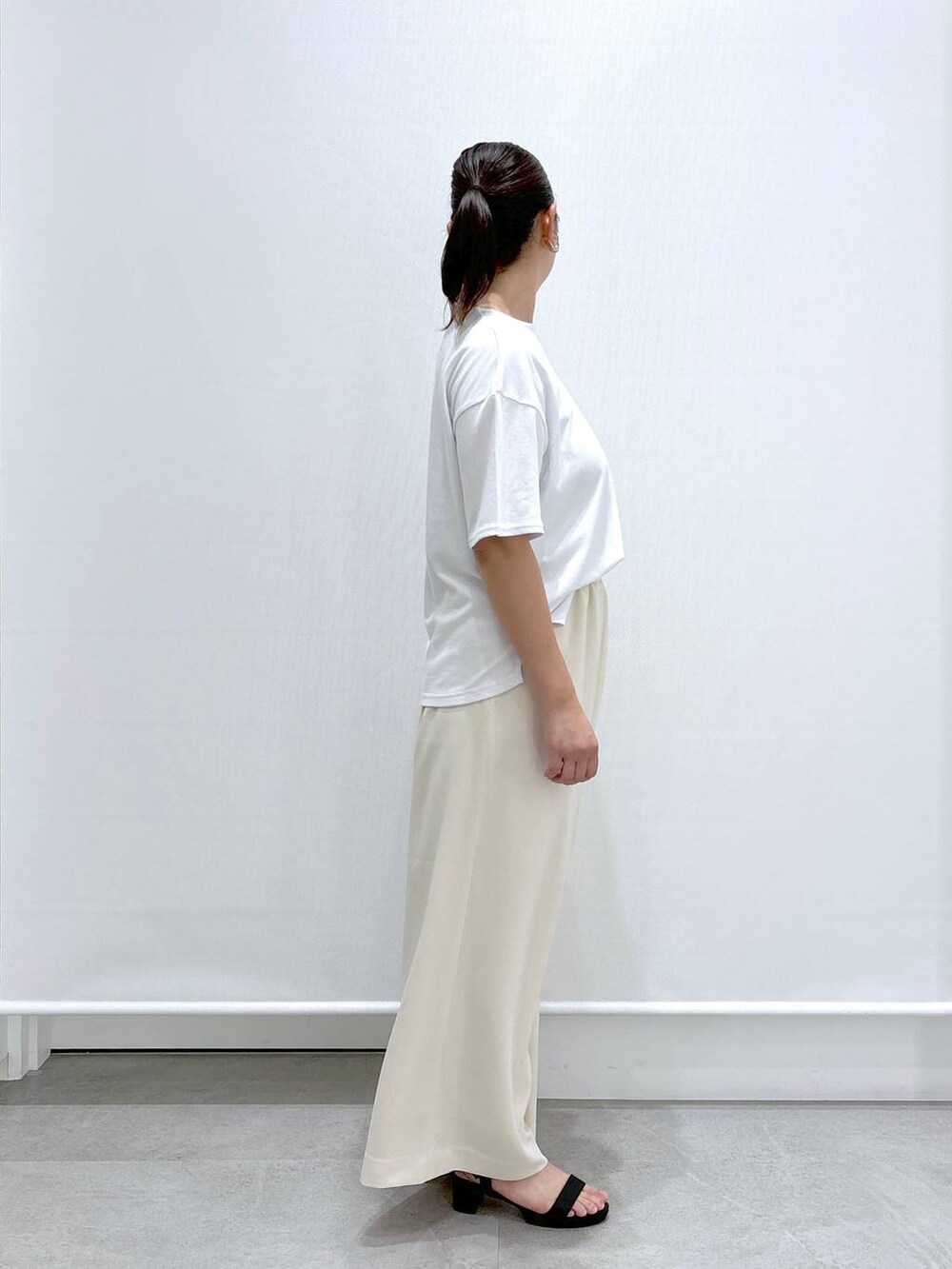 ブラック系のサンダル、ブルー系のカーディガン/ボレロ、ホワイト系のその他パンツを着用したレディースの夏コーディネートの5枚目の写真