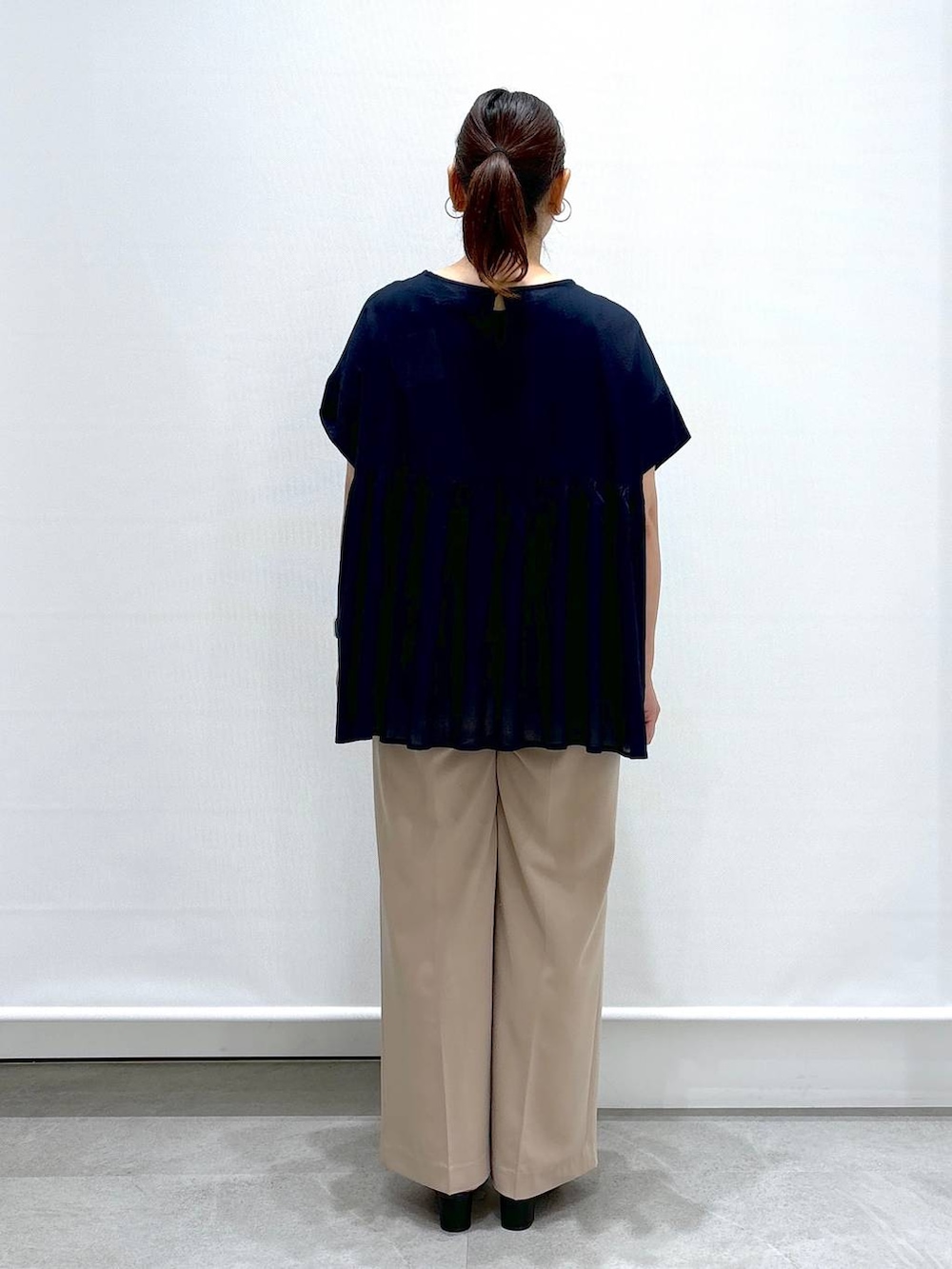 ブルー系のシャツ/ブラウス、ベージュ系のその他パンツ、ブラック系のサンダルを着用したレディースの夏コーディネートの4枚目の写真