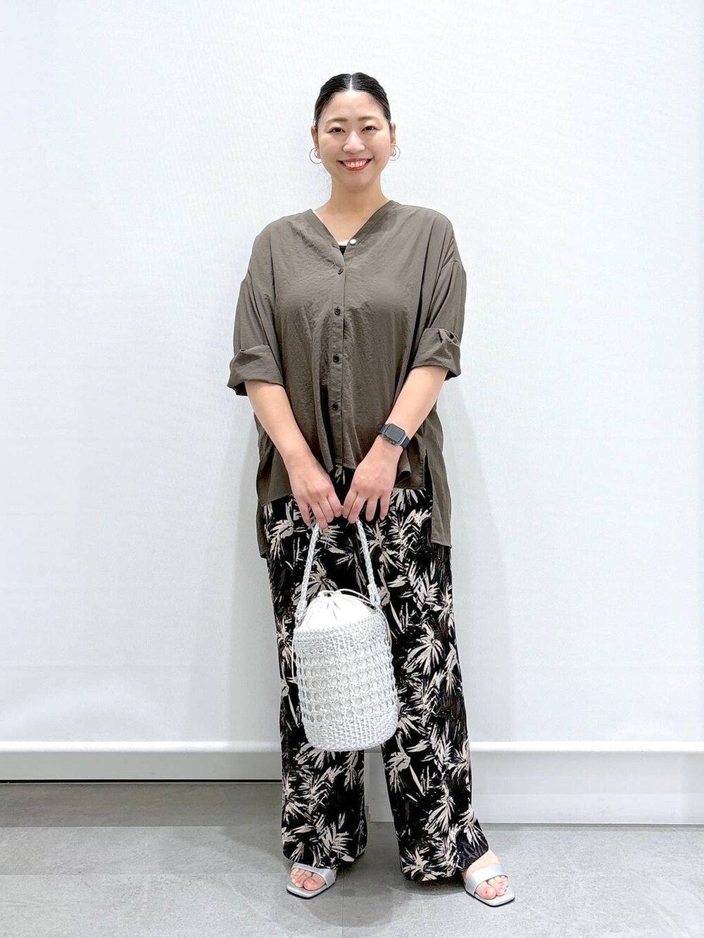 ブラウン系のシャツ/ブラウス、シルバー系のサンダル、ブラック系のその他パンツを着用したレディースの夏コーディネートの2枚目の写真
