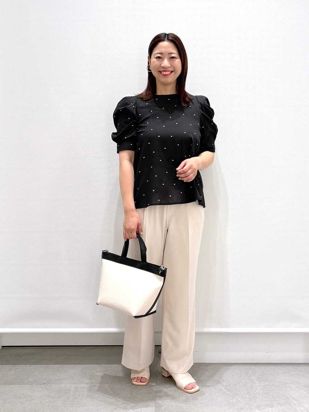 ブラック系のシャツ/ブラウス、ホワイト系のその他パンツ、ホワイト系のサンダルを着用したレディースの春コーディネートの2枚目の写真