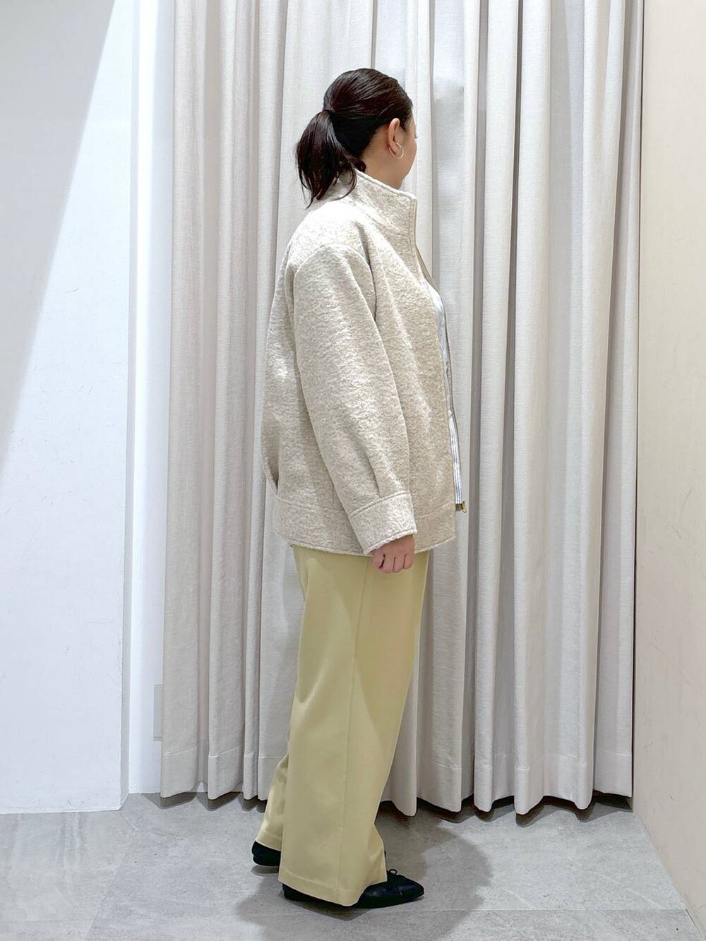 イエロー系のその他パンツ、イエロー系のその他パンツ、ブラック系のパンプスを着用したレディースの冬コーディネートの5枚目の写真