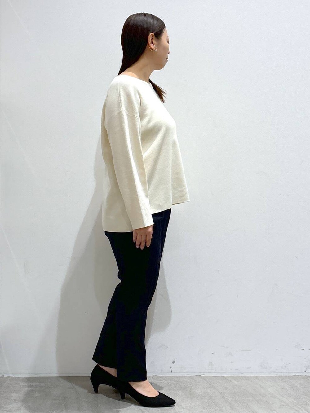 ブルー系のその他パンツ、ブルー系のその他パンツ、ブラック系のパンプスを着用したレディースの冬コーディネートの4枚目の写真