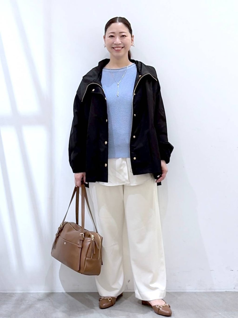 ホワイト系のその他パンツ、ブルー系のニット/セーター、イエロー系のボストンバッグを着用したレディースの春コーディネートの2枚目の写真