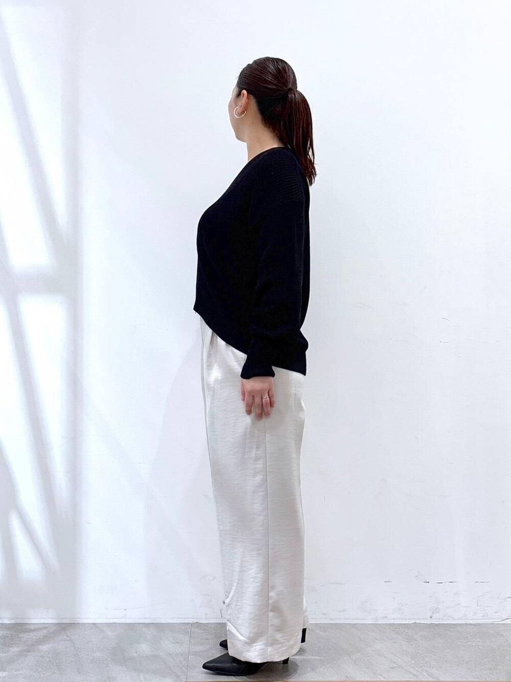 ホワイト系のTシャツ/カットソー、ベージュ系のその他パンツ、ブラック系のカーディガン/ボレロを着用したレディースの春コーディネートの3枚目の写真