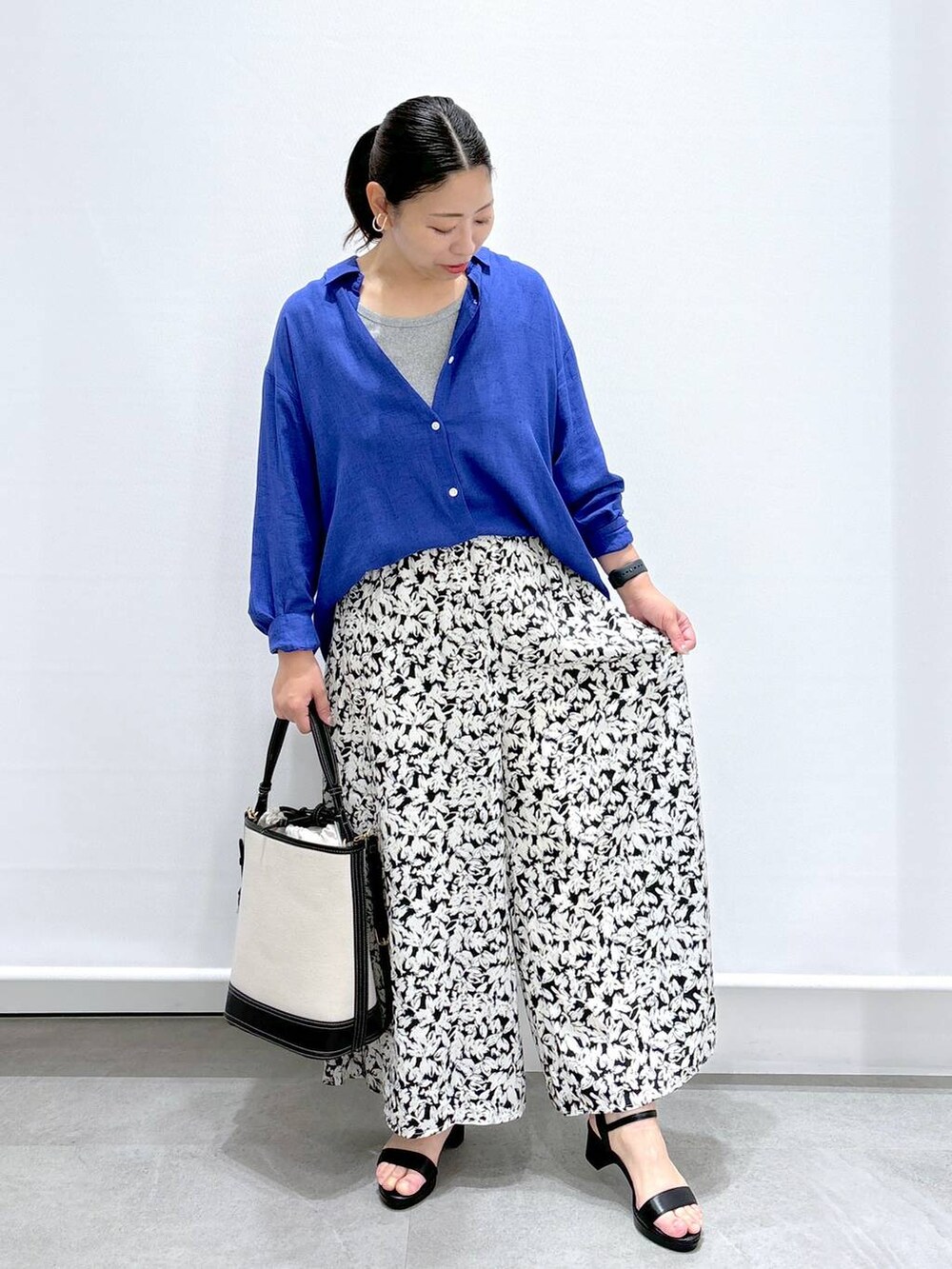 ベージュ系のTシャツ/カットソー、ブラック系のその他パンツ、ブラック系のサンダルを着用したレディースの夏コーディネートの2枚目の写真