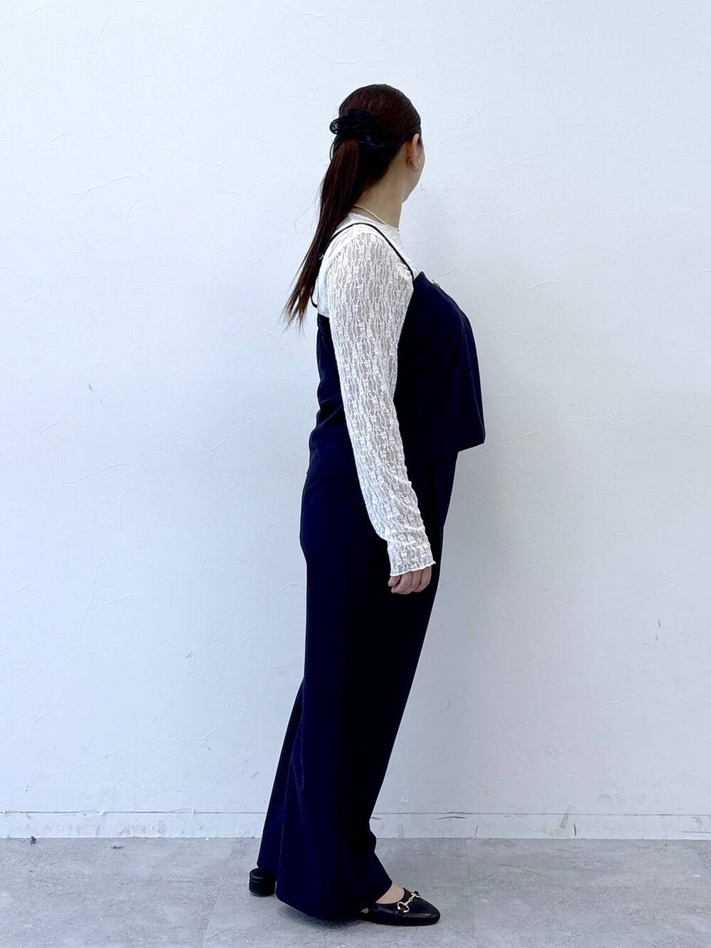 ブラック系のパンプス、ブラック系のトートバッグ、ブルー系のその他パンツを着用したレディースの冬コーディネートの5枚目の写真