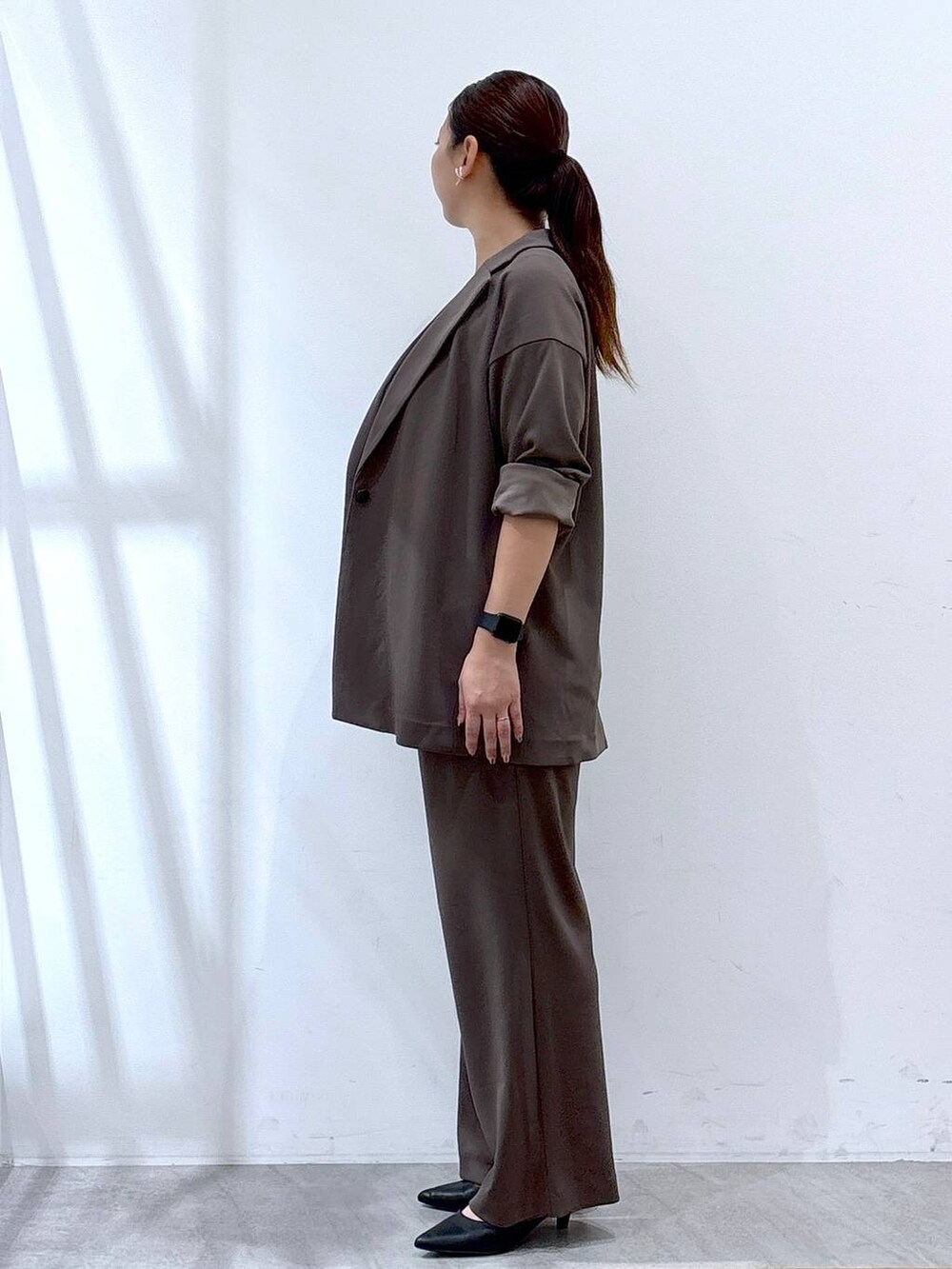 ブラック系のパンプス、ブラック系のハンドバッグ、ブラウン系のその他パンツを着用したレディースの秋コーディネートの3枚目の写真