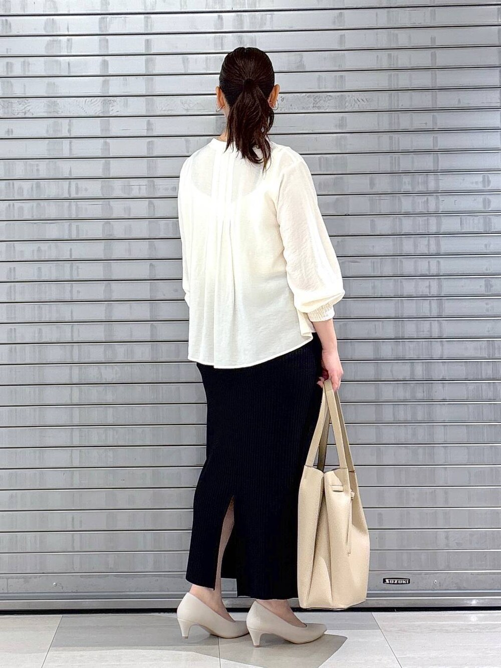 ベージュ系のトートバッグ、ホワイト系のシャツ/ブラウスを着用したレディースの春コーディネートの5枚目の写真