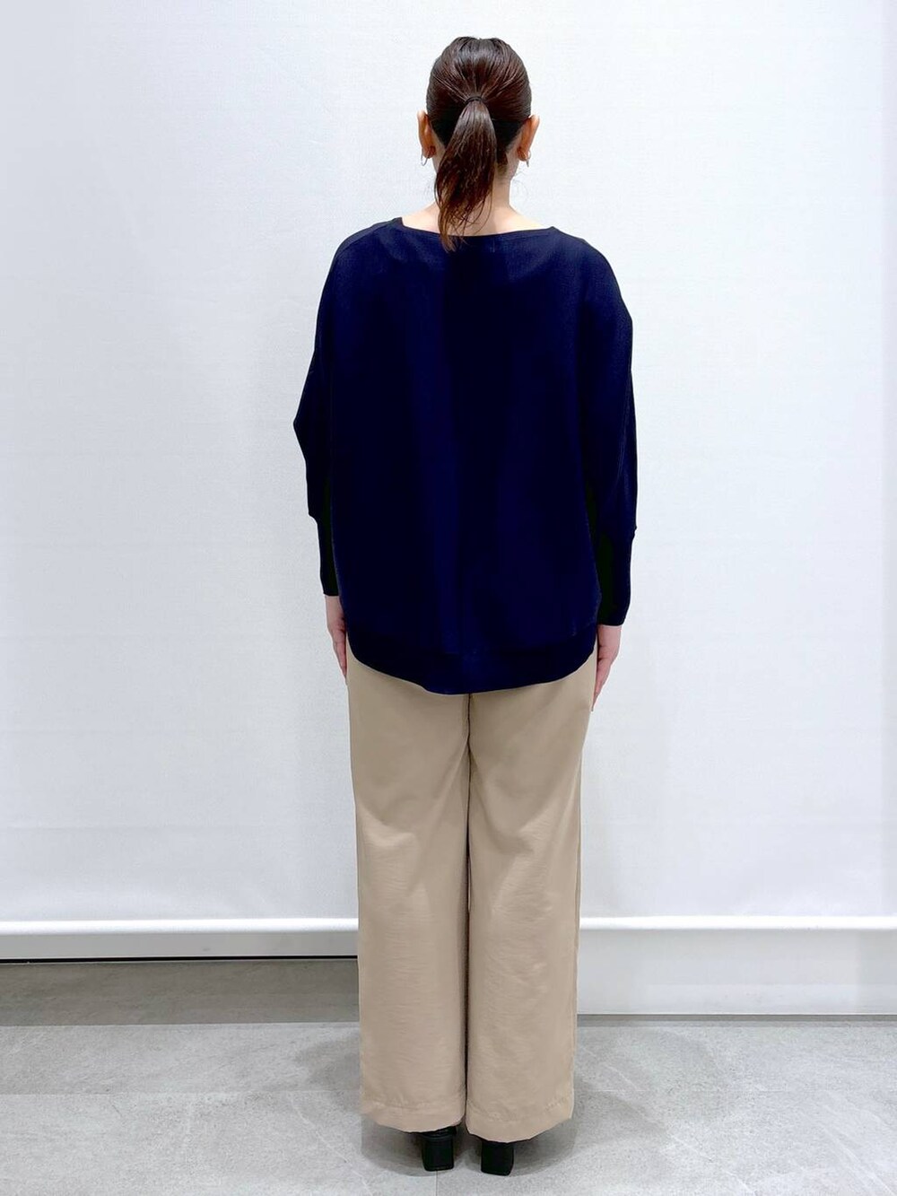 ブラック系のサンダル、ベージュ系のその他パンツ、ブルー系のニット/セーターを着用したレディースの春コーディネートの4枚目の写真