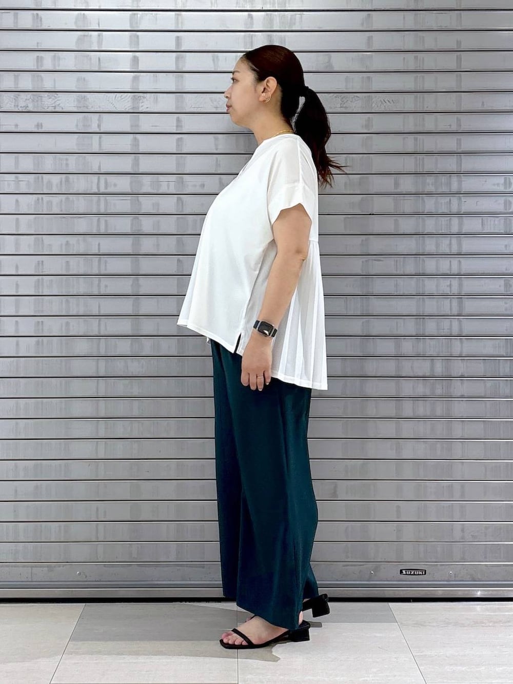 ホワイト系のTシャツ/カットソー、ブラック系のサンダルを着用したレディースの夏コーディネートの3枚目の写真