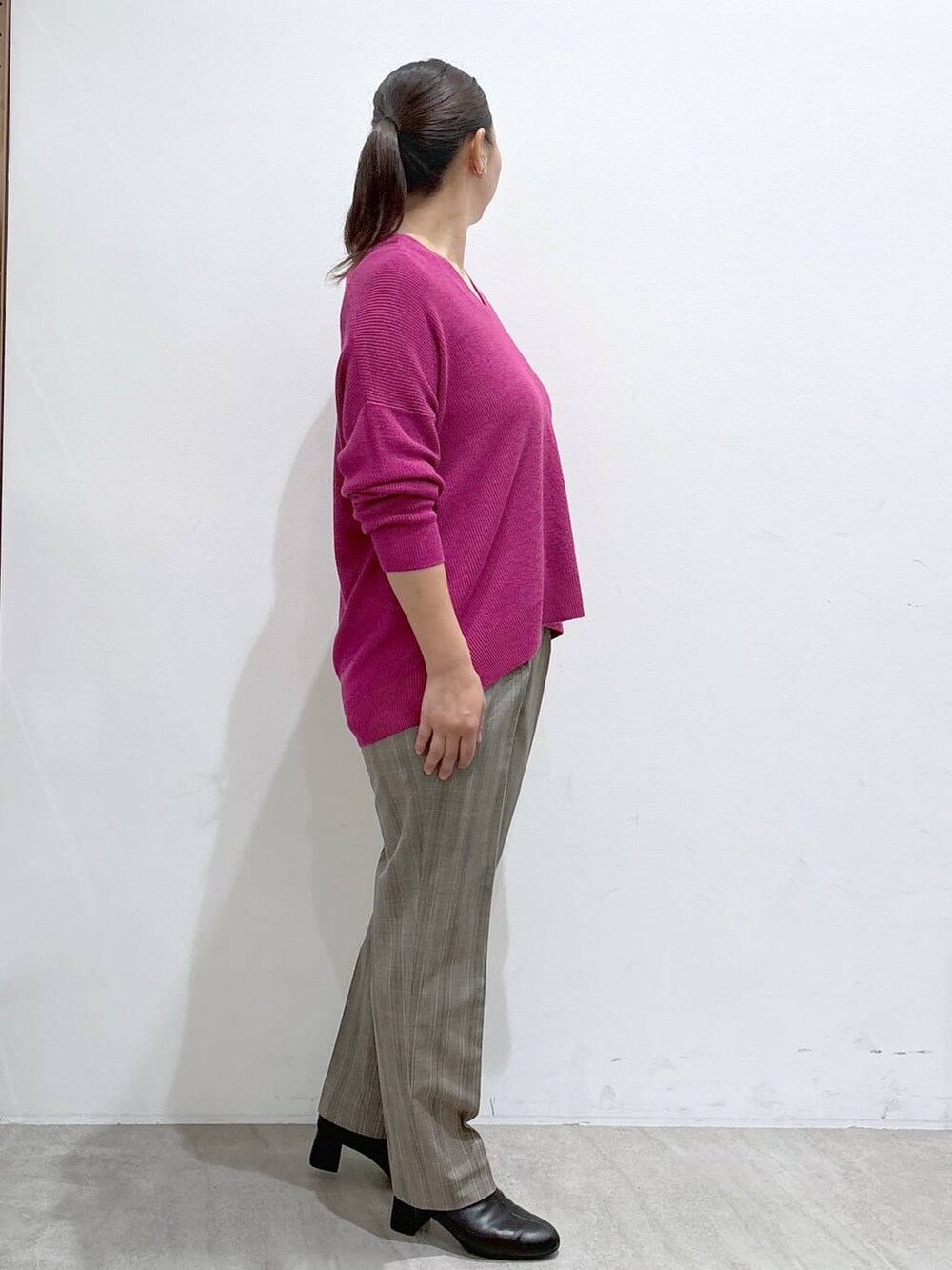 ピンク系のニット/セーター、ブラウン系のその他パンツ、ブラウン系のその他パンツを着用したレディースの秋コーディネートの5枚目の写真