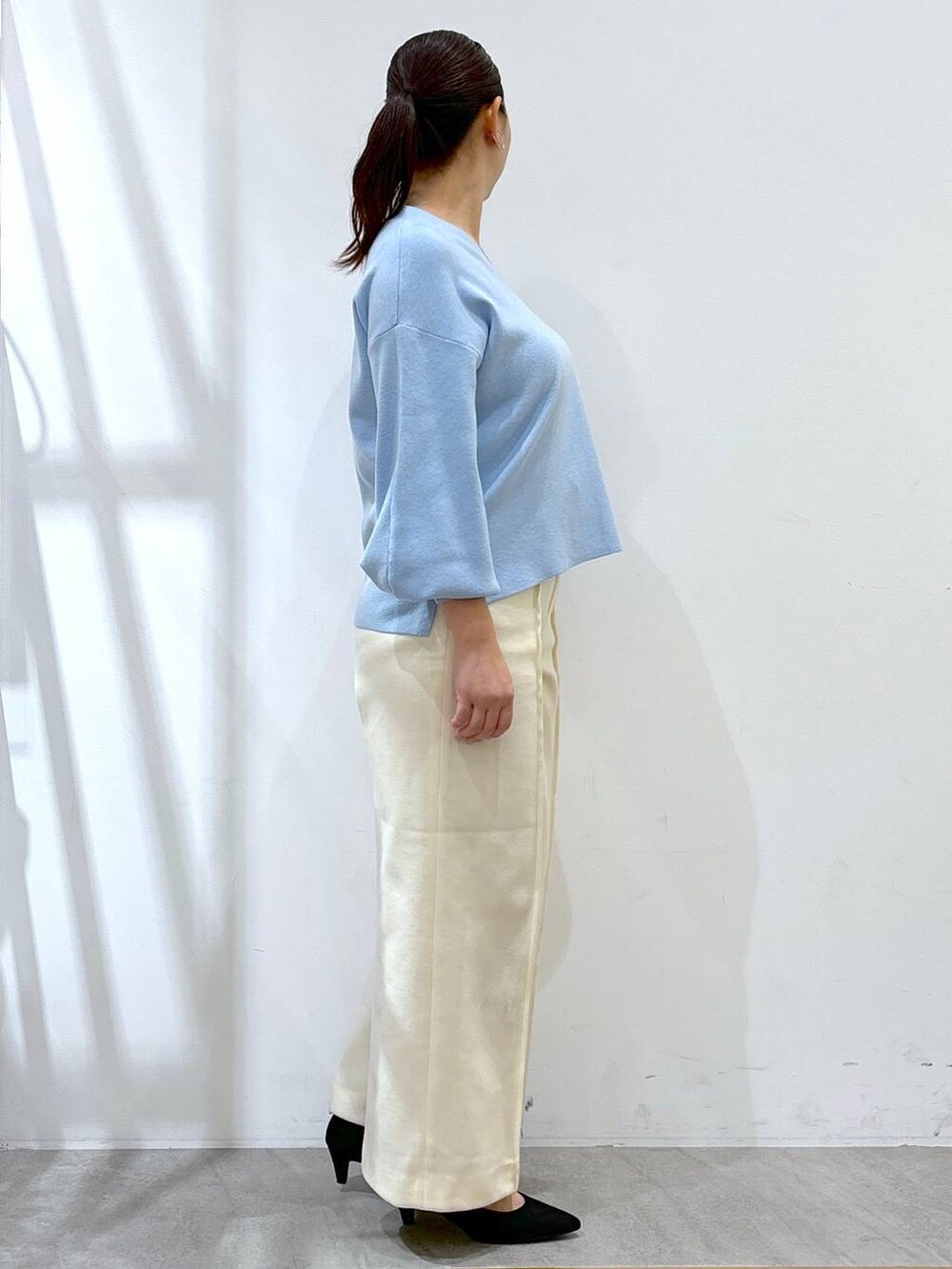 ホワイト系のその他パンツ、ホワイト系のその他パンツ、ブルー系のニット/セーターを着用したレディースの冬コーディネートの5枚目の写真