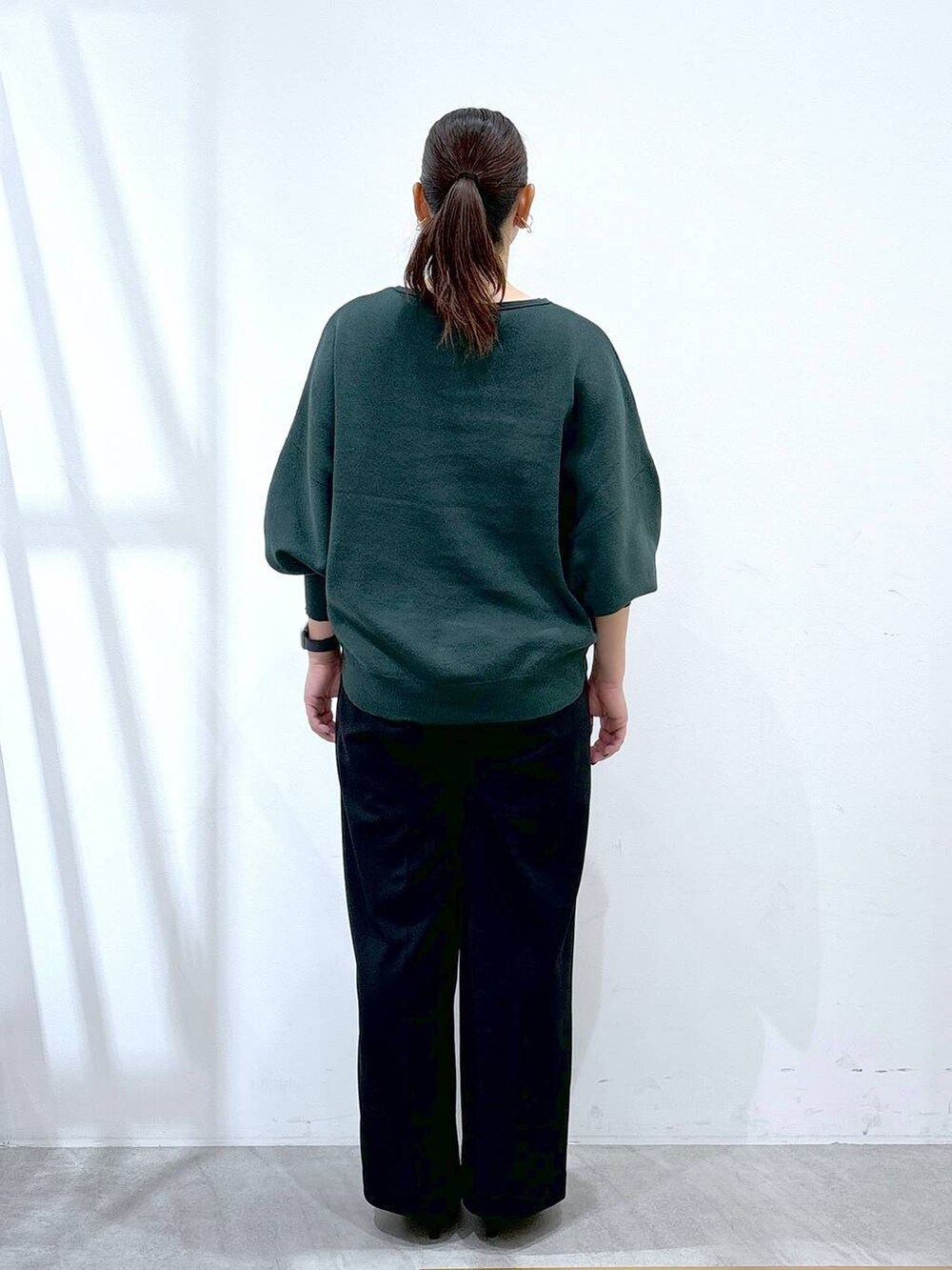ブラック系のその他パンツ、ブラック系のその他パンツ、ブラック系のハンドバッグを着用したレディースの秋コーディネートの4枚目の写真