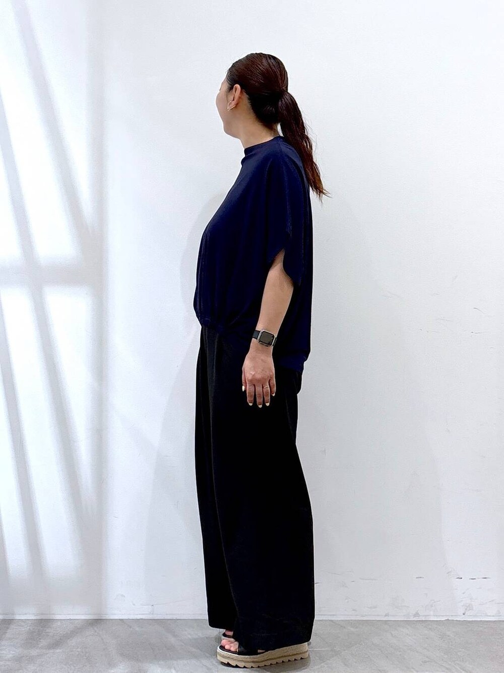 ブラック系のその他パンツ、イエロー系のハンドバッグ、ブルー系のTシャツ/カットソーを着用したレディースの夏コーディネートの3枚目の写真