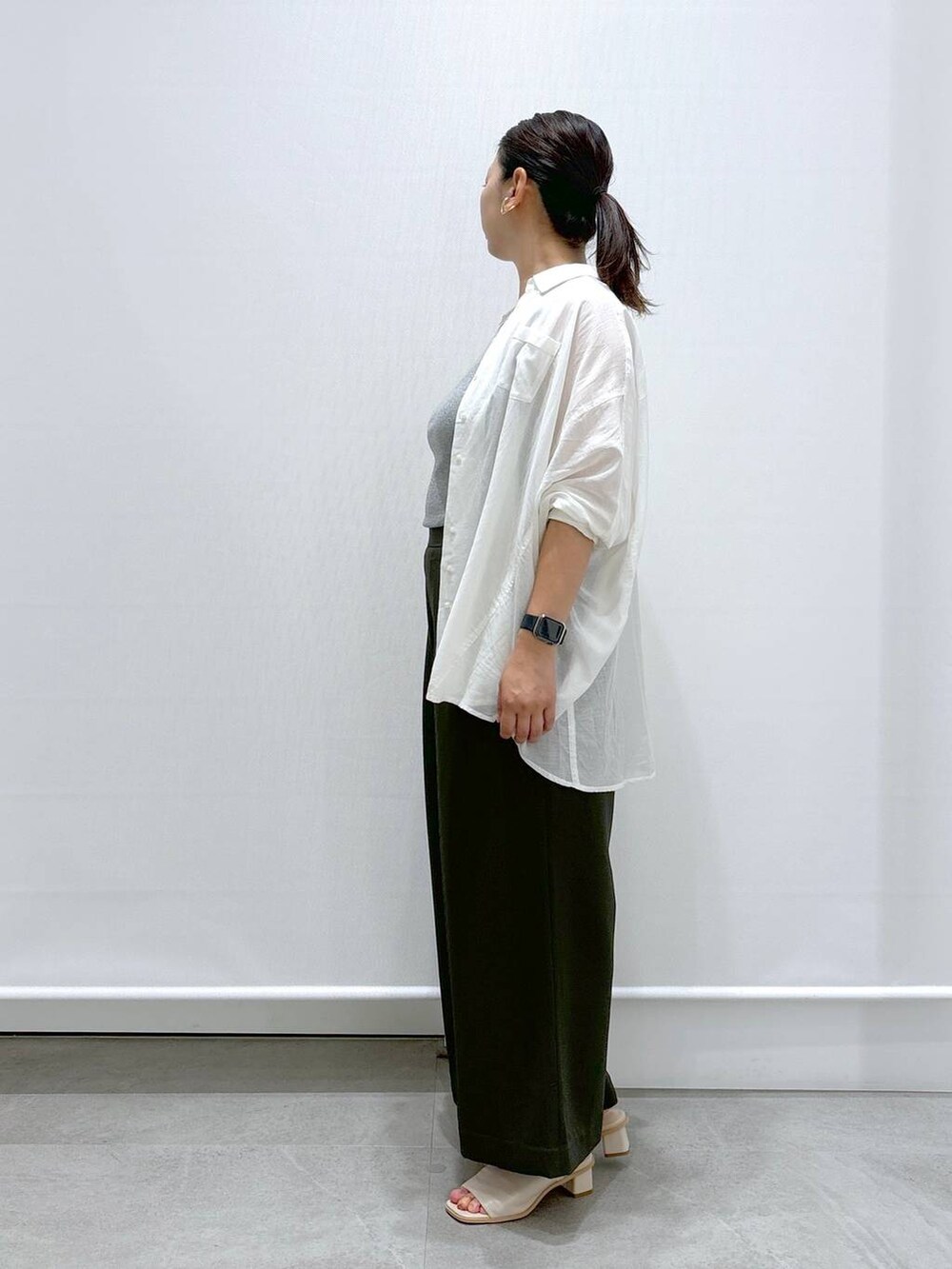 ホワイト系のTシャツ/カットソー、ホワイト系のサンダル、グリーン系のその他パンツを着用したレディースの夏コーディネートの3枚目の写真