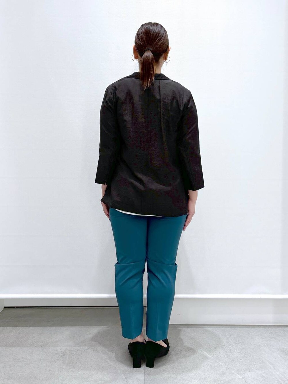 ホワイト系のTシャツ/カットソー、グリーン系のその他パンツ、ブラック系のショルダーバッグを着用したレディースの春コーディネートの4枚目の写真