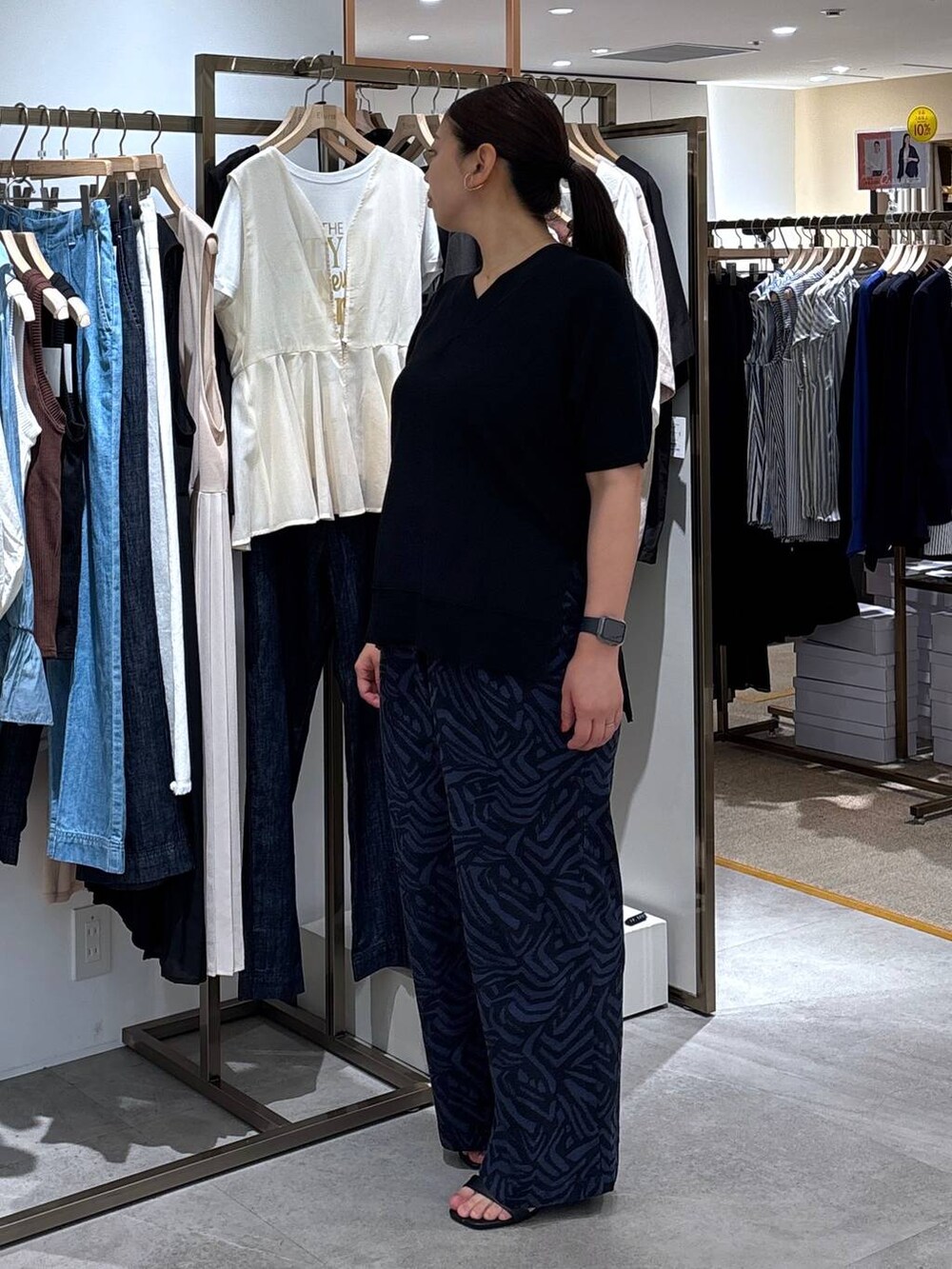 ブルー系のその他パンツ、ブラック系のニット/セーターを着用したレディースの夏コーディネートの3枚目の写真